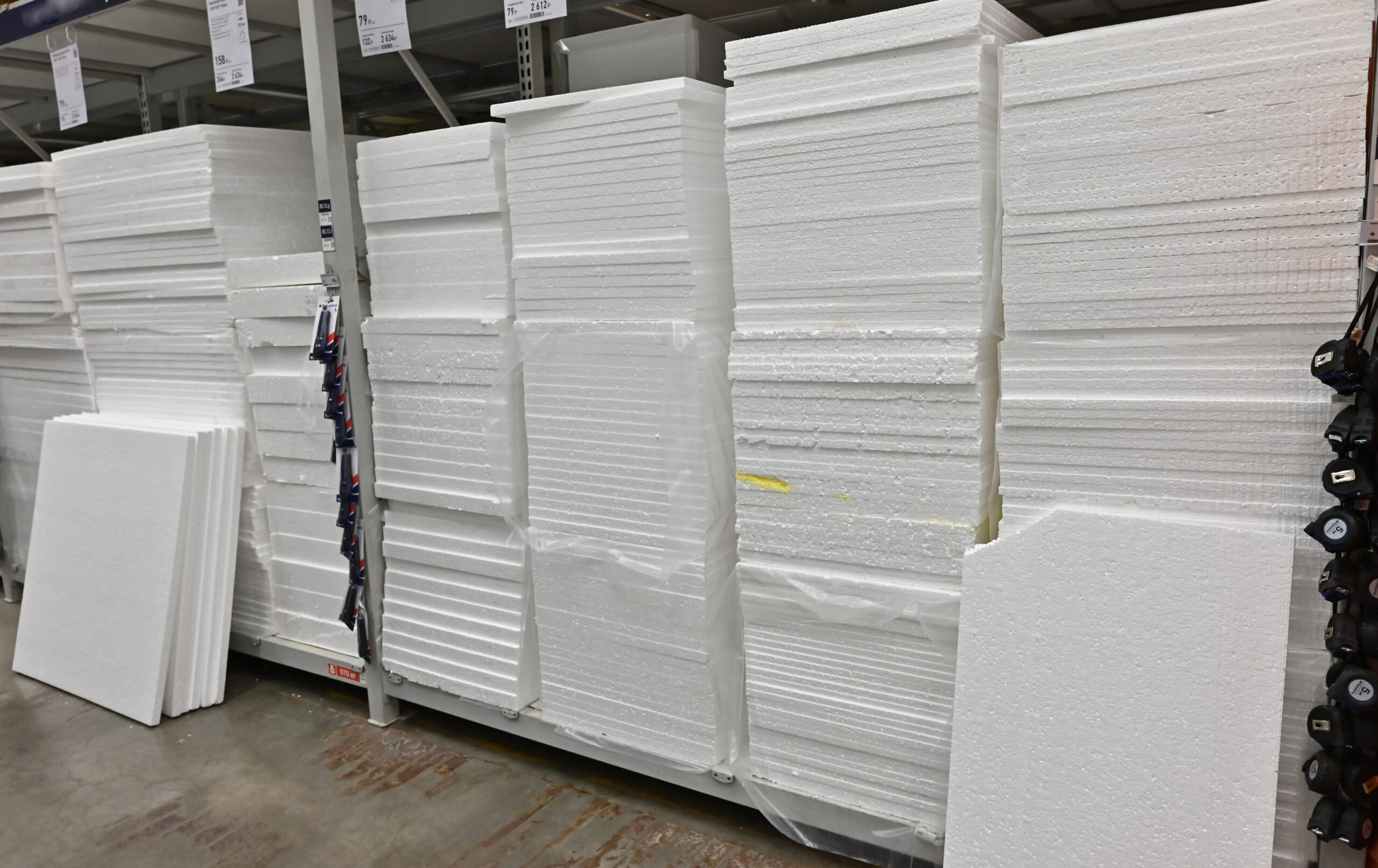 Building materials, things for the house and buyers in the big shop